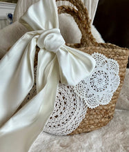 Load image into Gallery viewer, market basket + bow